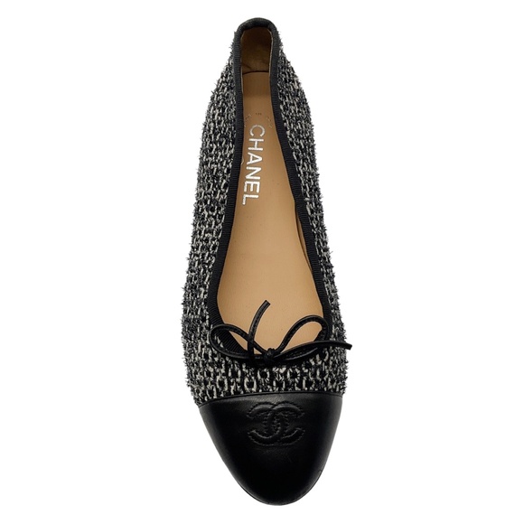 CHANEL BLACK / WHITE CC LOGO LEATHER CAP TOE TWEED BALLET FLATS WITH BOW DETAIL - Picture 4 of 10